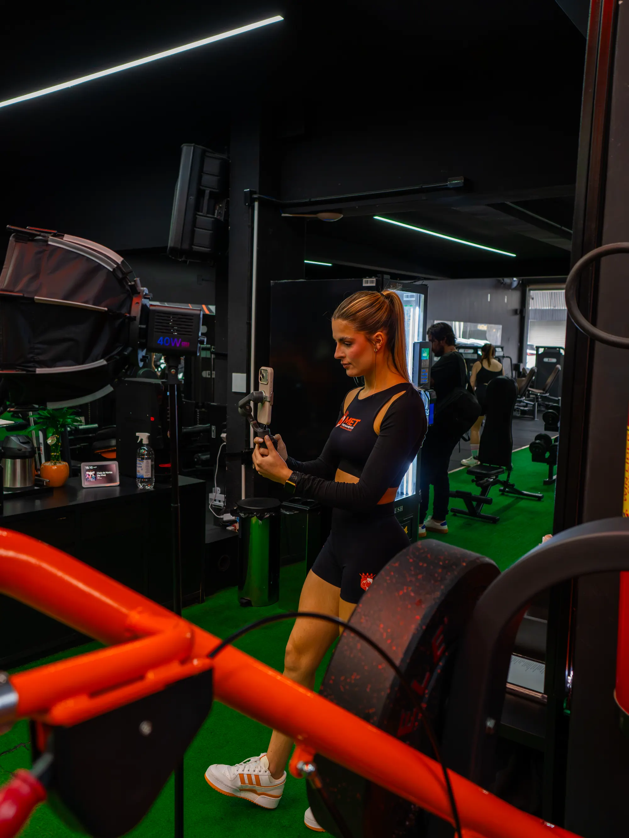 Aluna da MET sorrindo na área de musculação